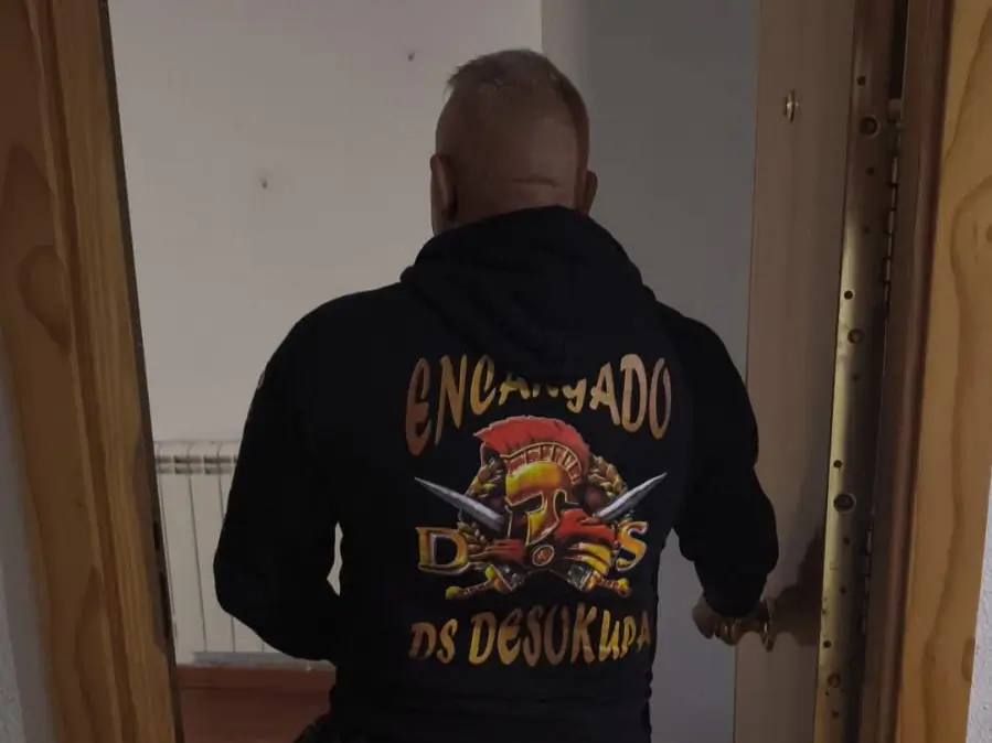 Mediador de D&S Desokupa posando tras haber recuperado una vivienda Okupada en Toledo