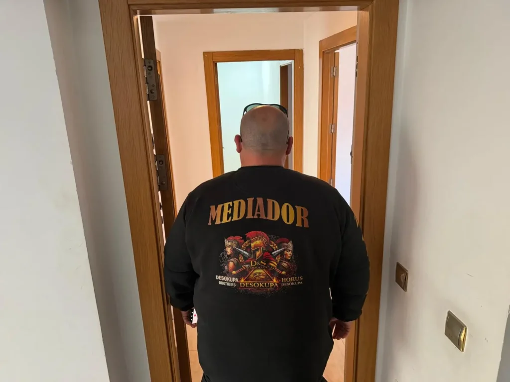 Mediador de una empresa de desokupación en Lorca tras haber recuperado una vivienda okupada