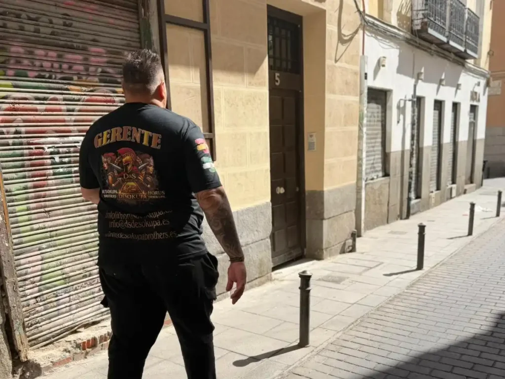 Mediador de empresa de desokupación en Lavapiés, Madrid llegando a negociar en una vivienda okupada