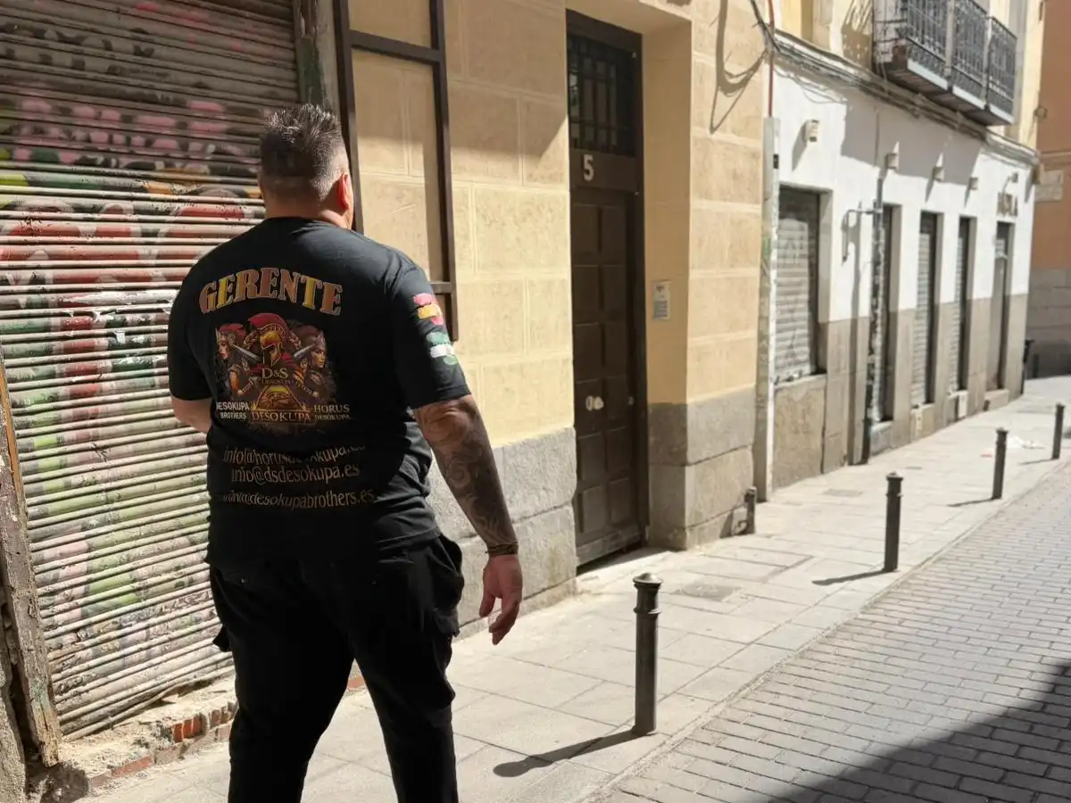 Mediador de empresa de desokupación en Lavapiés, Madrid llegando a negociar en una vivienda okupada