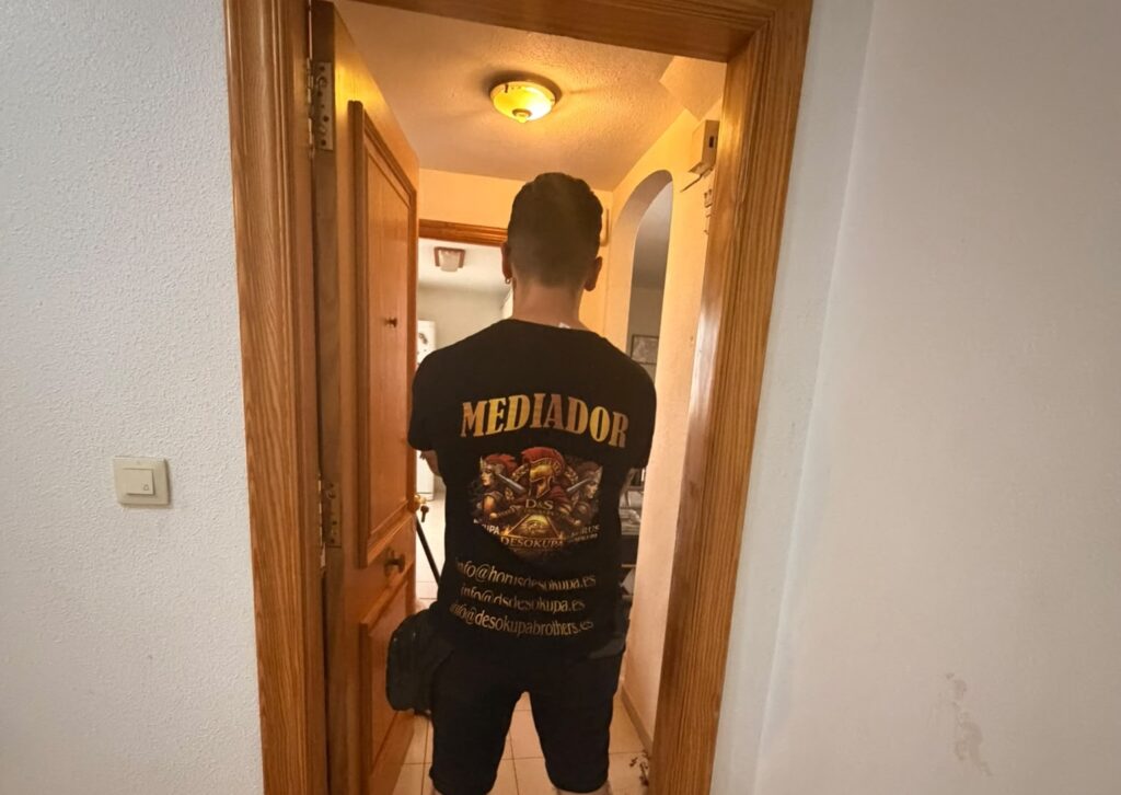 mediador entra a la vivienda en torrevieja