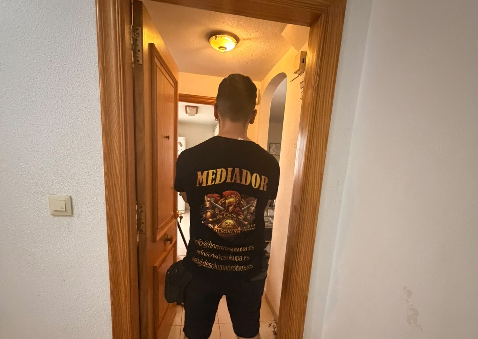 mediador entra a la vivienda en torrevieja