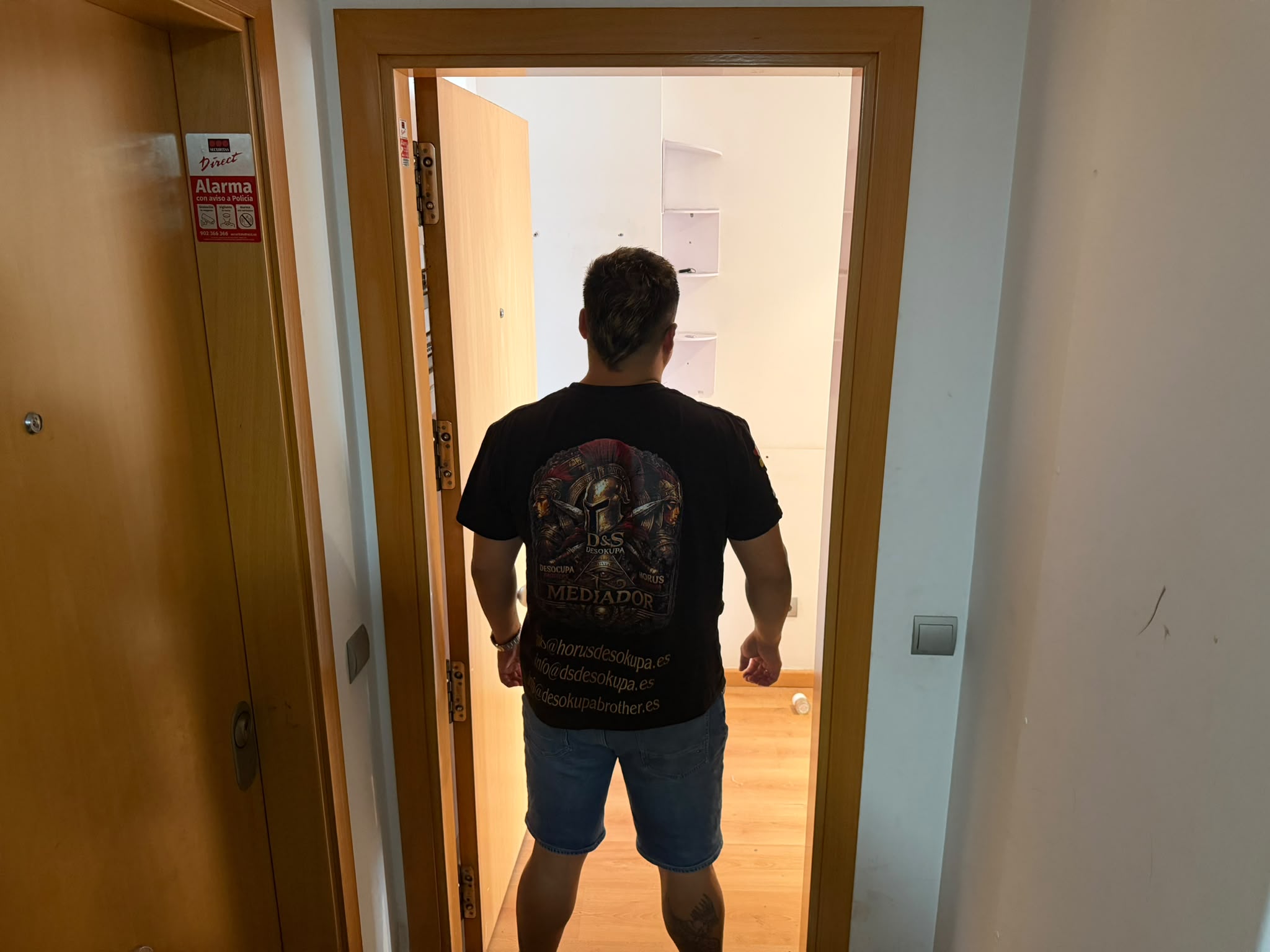 Mediador de D&S en Badalona, posando tras haber recuperado una vivienda okupada durante 5 años