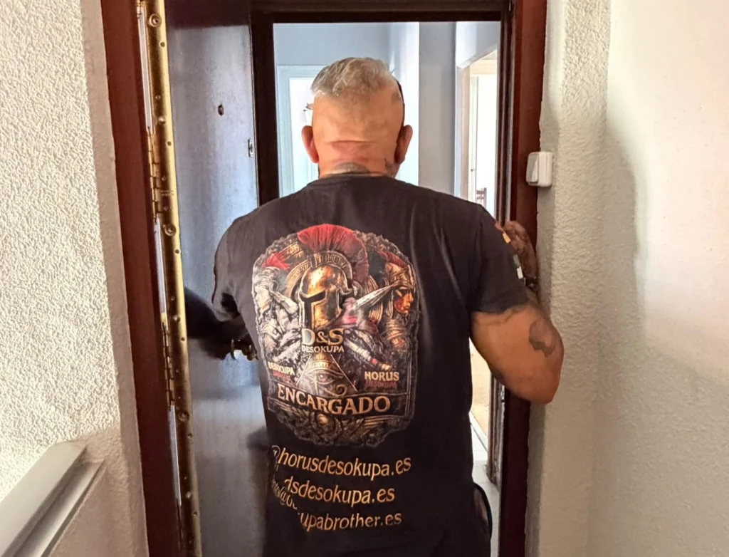 Mediador de D&S entrando a la vivienda desokupada en madrid, parla