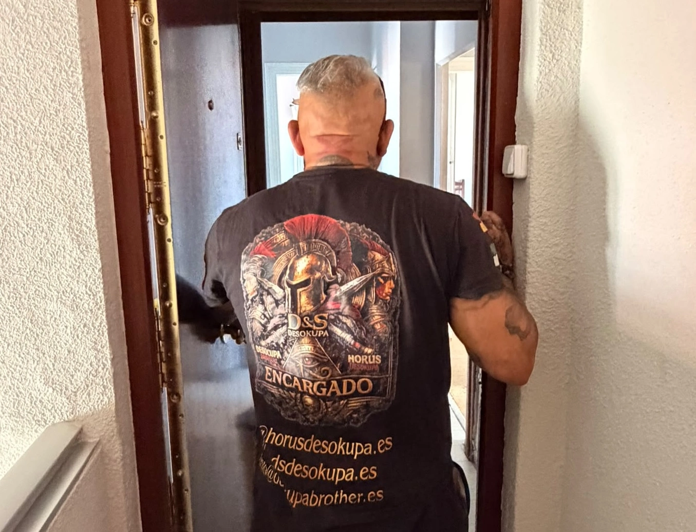Mediador de D&S entrando a una vivienda okupada en una madrid, vallecas