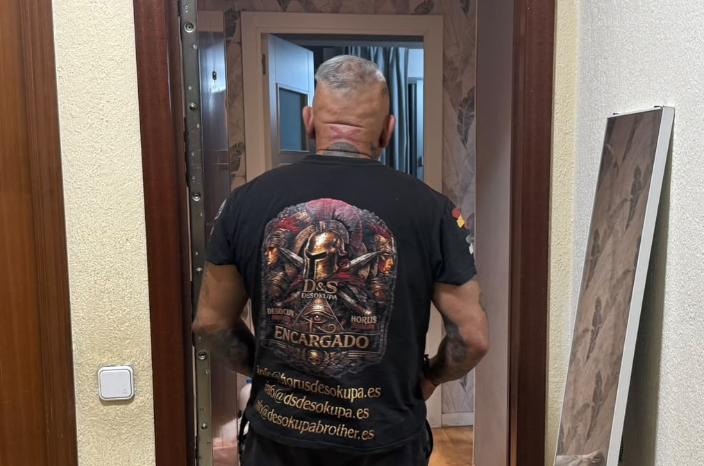 mediador de d&s entrando a la vivienda en alcorcón