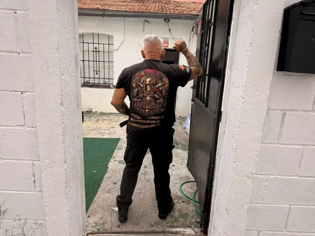 Mediador de D&S Desokupa en Vallecas tras recuperar una vivienda ocupada.